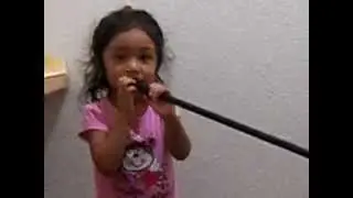 Niña cantando, baby singing