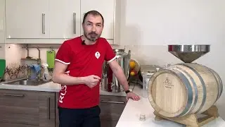 Подготовка и заливка в бочку Allary из французского дуба абрикосового дистиллята.