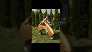 Что это? Что у него возле ног?