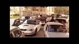 Американка среди Армян где-то на улицах Нью йорка.