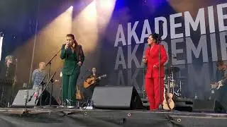 Akademiet: Rie Rasmussen og Esther Brohus synger "I see Rain"