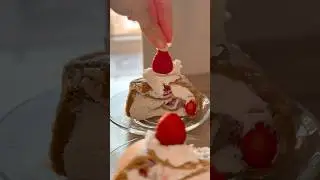 Çilekli Kitty 🍓🍓😻 #shortvideo #cat #youtubeshorts #foodasmr #asmr #asmrsounds #strawberry