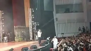 Sherali Jo'rayev Yana sahnada. Bir guruh san'atkorlar davrasida . 
