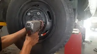 Proper use of pneumatic wrench to open and tighten nuts of tyre of bolero