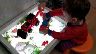 Даня смотрит, как мусоровоз вывозит мусор. Купили киндер сюрприз.