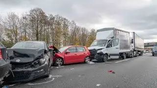 25.11.2022 - Sattelzug kracht in Stauende und schiebt sieben Fahrzeuge aufeinander