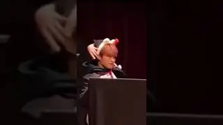 [FANSIGN] lee know being extra as always