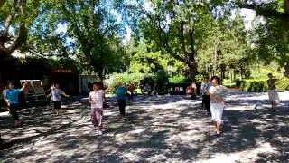 Cina 2013 - Beijing, vecchiette che si tengono in forma con balli di gruppo