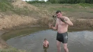 В ЭТОЙ ЛУЖИ НЕ МЕРЕНО РЫБЫ! ЛОВИМ РЫБУ РУКАМИ В ЛУЖЕ!
