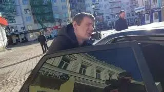 в центре Екб. армянин орет матом на инвалида, это не пранк
