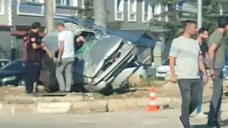 Otomobil Refüje Çıktı, Beton Aydınlatma Direğine Çarptı