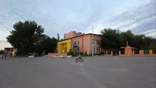 Центр села Питерка летом - кинотеатр, Дом культуры и парк
