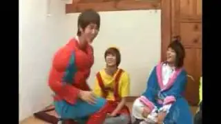 [ENG] Onew dancing to 3 Bears Song (Super funny!)
