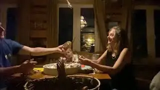 Семья в деревне. Чистим грибы. Болтаем о жизни.