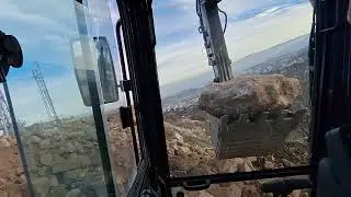 Ekskavatör ile dik arazide taş üzerinde çalışmak