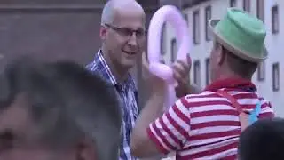 Поднял настроение ( работа уличного клоуна)
