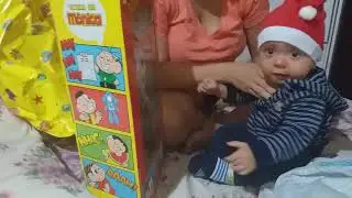 Meu filho ganhando presente!
