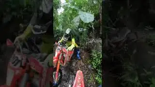 Pembalap saat jalur HARD, kaki panjang aman #trail #hardenduro #enduro #viralvideo #viralshorts