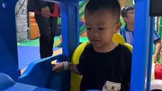 AJAKIN FATHAN MANDI BOLA SENENG BANGET DIA
