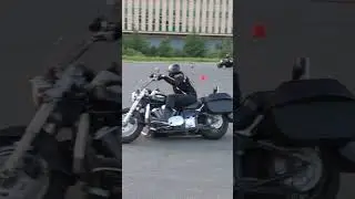 Мото джимхана на круизере. Хочется ехать быстрее, но мешают подножки. 