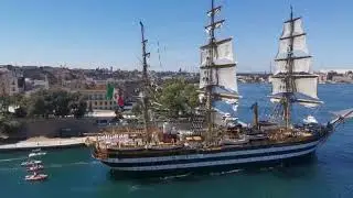 Passaggio della nave Vespucci per il Canale Navigabile.