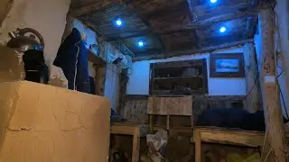 Уютный дом под землей прячюсь от дождя. Укрепление потолка в землянке