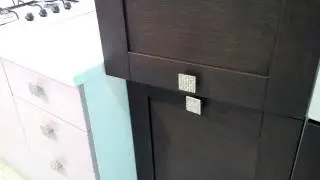 Закрывание двери на петлях с мягкой доводкой