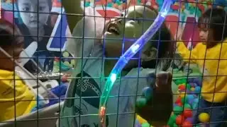 Arumi mandi bola