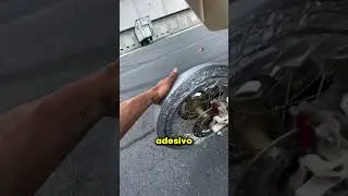 L'uomo ha guidato la moto con del nastro adesivo 😮