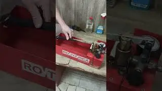 Ручной опрессовщик. Проверяем герметичность системы.