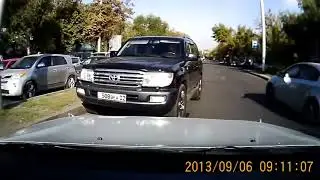 Быдло на крузаке  Проучил хама.Быкует на дороге
