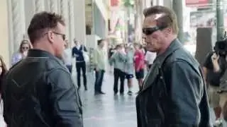 Broma de Arnold Schwarzenegger disfrazado de Terminator en la calle