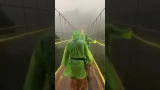 Situ gunung jembatan gantung..hampir jatuh?