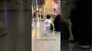 Un bébé d’un an se trompe de maman.