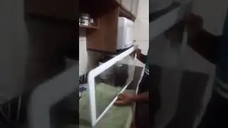 Surdo ensina como tirar o vidro da prateleira da geladeira eletrolux