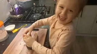 Милана готовит красную рыбу