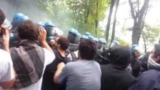 La polizia carica e spara lacrimogeni contro i No Tav