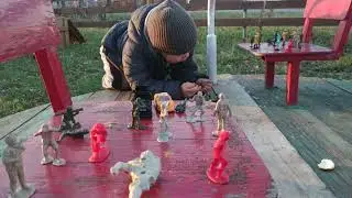 Макар играет в солдатиков на площадке