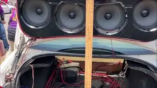VW Jetta con 4 SUBS XION de 15