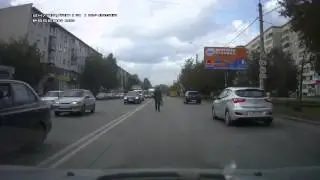 Женщина идет по дороге игнорируя опасность.