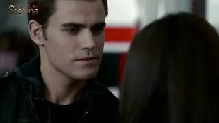 Stefan e Elena se esbarram no corredor pela primeira vez | 1x01 (Dublado)