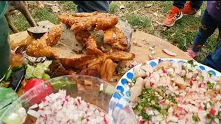 Preparando chicharrones y sancochada..