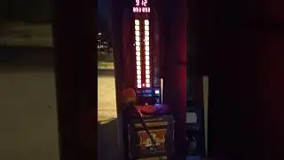 Игровой автомат силомер молот.Или аппарат сломан, или я такой сильный)),вроде особо не старался