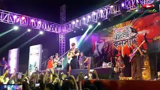 যে ভাবে আইয়ুব বাচ্চুর এক গিটার দিয়ে মঞ্চ কাঁপিয়ে তুলতেন (দেখুন ভিডিও)