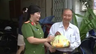 Người dân giao nộp vũ khí để nhận quà tặng