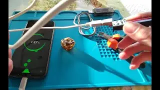 Заряжаем телефон от батарейки