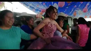 La quinceañera bailando con sus invitados 🕺💃