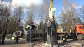 Установка памятника Ольге Берггольц в Петербурге.