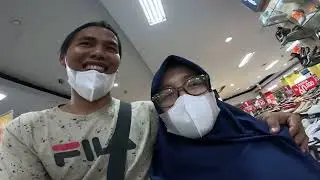 mencari sepatu buat yang disayang