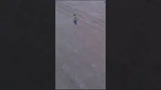 мальчишки гоняются за дроном